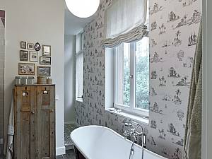 Freistehende Wanne: Replikata, dunkel geölter Dielenboden Bestand. 