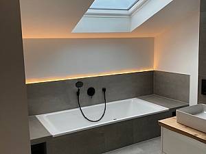 Wannenbad mit indirekter Beleuchtung. 