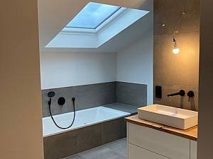 Eingemauerte Wanne mit Blick in den Sternenhimmel. 