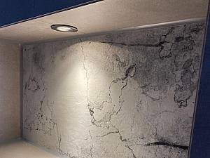 Beleuchtete Nische für Shampoo im Duschbereich.