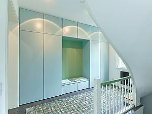 Einbauschrank und Treppengeländer in Farbgebung der Zementfliesen am Boden. Deckenleuchten Occhio.