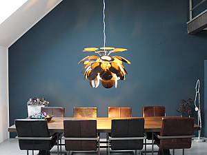 Pendelleuchte Marset Discoco, außen schwarz, innen gold. 