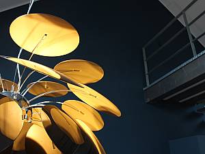 Goldfarbenes Reflektionslicht Discoco, Wandfarbe Farrow & Ball.