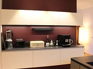 Wandfarbe Farrow & Ball, Deckenleuchten Occhio, Arbeitsflächenbeleuchtung Küchenstudio.