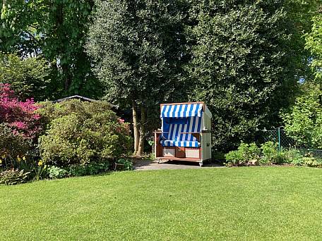 Garten mit Strandkorb
