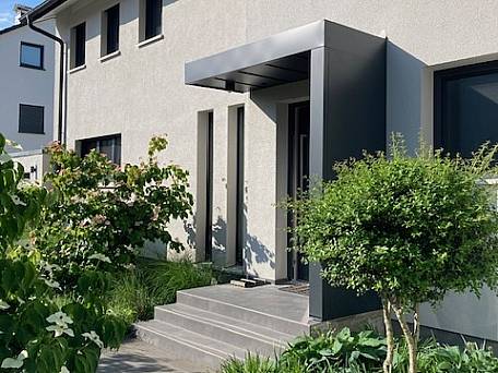 Vorgarten des Gebäudes 1