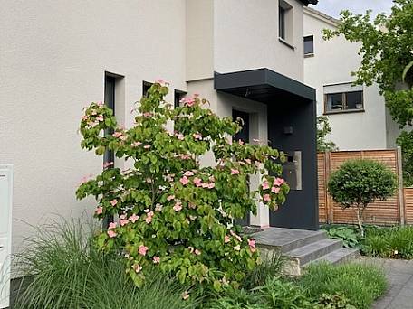 Vorgarten des Gebäudes 2