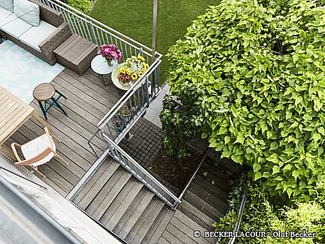 Balkon als Stahlkonstruktion mit Holzbelag