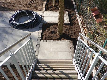 Treppe vom Balkonz zur Terasse und Garten