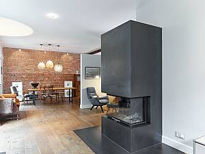 Brunner Kamin, 3-seit Gerät, Stahlverkleidung, Funkenschutz bündig eingelassene Stahlplatte.