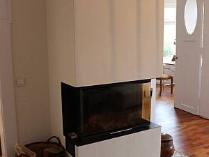 Brunner Kamin, 3-seit Gerät, Funkenschutz Zementfliesen. 