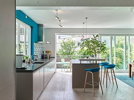 Leicht Küche ohne Oberschränke mit Kücheninsel, weiß geölte Dielen, Via Wandfliesen.