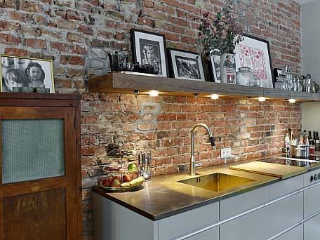 Leicht Küche, Naturholzbord mit integrierter Beleuchtung.