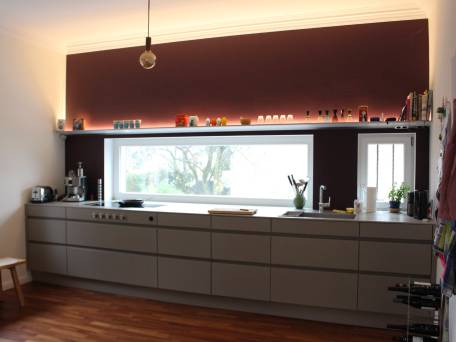 Leicht Küche, Wandfarbe Farrow & Ball, Kirschholzparkett, Küchenbord mit indirekter Beleuchtung, neues horizontales Fenster zur Belichtung der Arbeitsfläche.