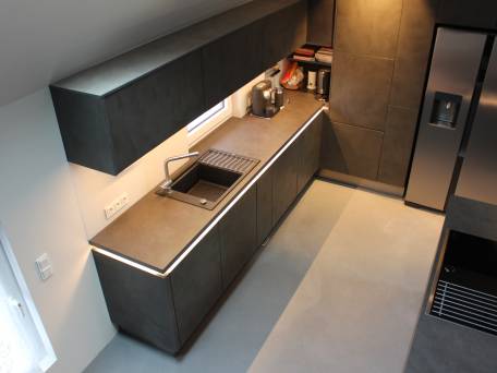 Nolte Küche, Betonoptik, integrierte Lichtbänder.