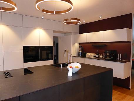 Leicht Küche mit Kücheninsel, Wandfarbe Farrow and Ball, Leuchten Occhio