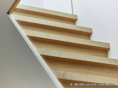 Stufen des Treppenmöbels mit Ausschnitt des Fensters zur Belichtung über das Dachflächenfenster.