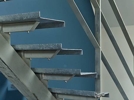 Detail gekantete Tränenblechstufen mit Unterkonstruktion.
