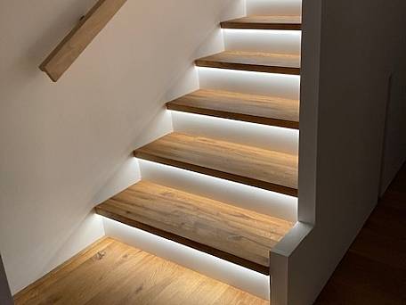 Zweiholmstahltreppe mit Setz- und Trittstufen, Untertritt beleuchtet, Beleuchtung geht begleitend zur laufenden Person nacheinander an.