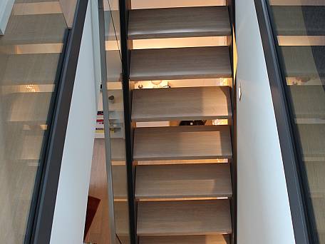 Stahlwangentreppe mit offenen Setzstufen, Belichtung von unten.