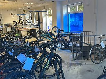 viele fahrräder im Projekt von den Architekten Nitschke-Töpfer in Frankfurt