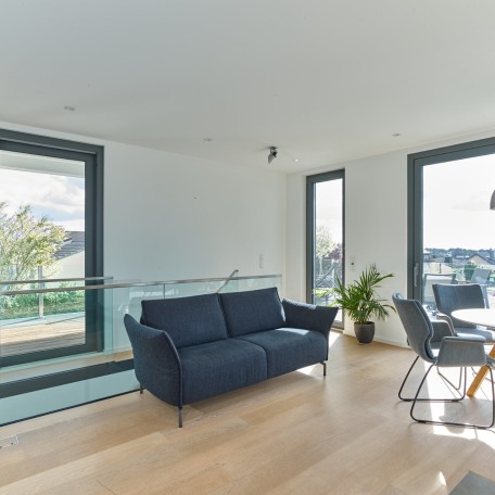 Sofa in einem modernen Haus geplant von Ihren Architekten in Frankfurt