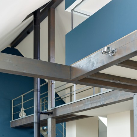 Metall-Elemente im stylischen Loft geplant von den Architekten in Frankfurt