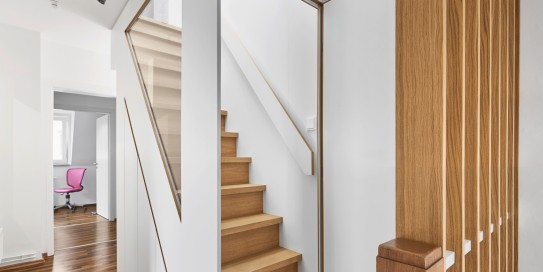 holz treppe in Mehrfamilienhaus geplant von Ihren Architekten Nitschke-Töpfer
