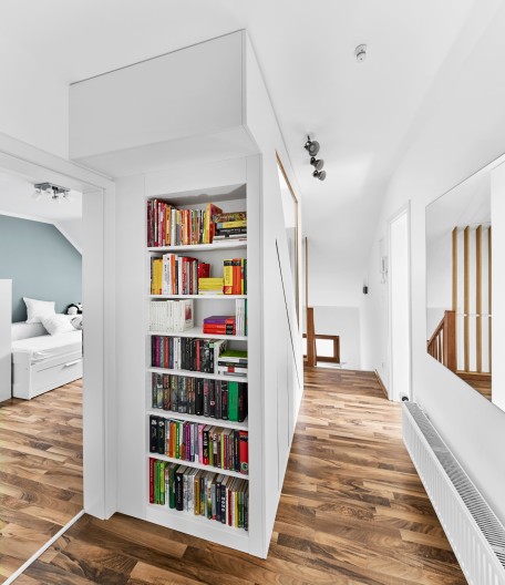 bücherregal in Mehrfamilienhaus geplant von Architekten in Frankfurt